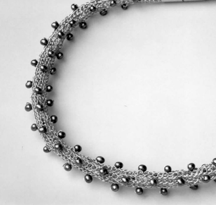 handestrickte Silberkette mit Süßwasserperlen grau