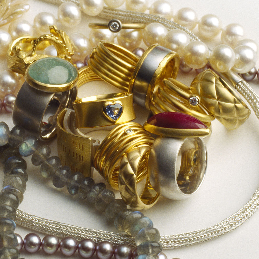 Gold, Silber, Labradorit, Safir, Rubin, Aquamarin, Perlen und Brillanten